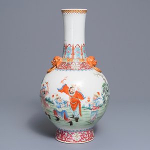A Chinese famille rose tianqiu ping vase, Qianlong mark, Republic, 20th C. — photo 1
