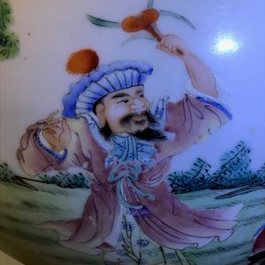 A Chinese famille rose tianqiu ping vase, Qianlong mark, Republic, 20th C. — photo 17