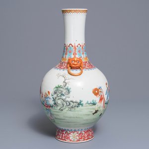A Chinese famille rose tianqiu ping vase, Qianlong mark, Republic, 20th C. — photo 2