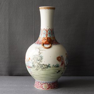 A Chinese famille rose tianqiu ping vase, Qianlong mark, Republic, 20th C. — photo 23