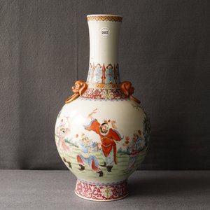 A Chinese famille rose tianqiu ping vase, Qianlong mark, Republic, 20th C. — photo 24