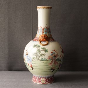 A Chinese famille rose tianqiu ping vase, Qianlong mark, Republic, 20th C. — photo 25