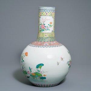 A Chinese famille rose tianqiu ping vase with birds among foliage, Qianlong mark, 20th C. — photo 3