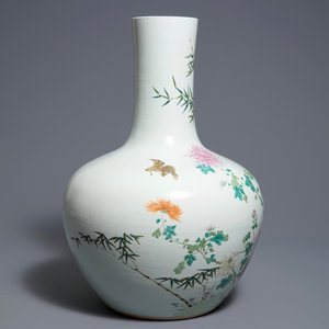 A Chinese famille rose tianqiu ping vase with birds, Qianlong mark, 19th C. — 照片 2