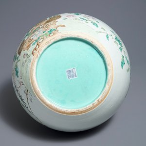 A Chinese famille rose tianqiu ping vase with birds, Qianlong mark, 19th C. — photo 5
