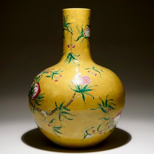 A Chinese famille rose tianqiuping bottle vase with 9 peaches design on a dark yellow ground, 19/20th C. — photo 3