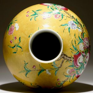 A Chinese famille rose tianqiuping bottle vase with 9 peaches design on a dark yellow ground, 19/20th C. — photo 6