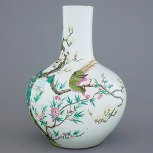 A Chinese famille rose tianqiuping bottle vase with birds among flowers, 19/20th C. — 照片 2
