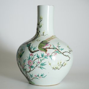 A Chinese famille rose tianqiuping bottle vase with birds among flowers, 19/20th C. — 照片 8