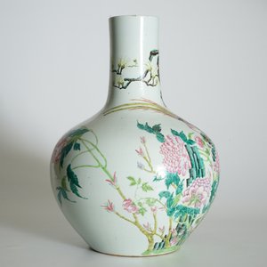 A Chinese famille rose tianqiuping bottle vase with birds among flowers, 19/20th C. — 照片 10