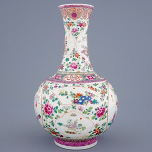 A Chinese famille rose tianqiuping bottle vase with precious objects, 19/20th C. — 照片 2