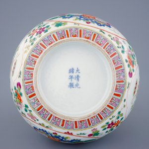 A Chinese famille rose tianqiuping bottle vase with precious objects, 19/20th C. — 照片 6