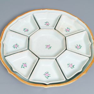 A Chinese famille rose 'Tobacco Leaf' sweetmeat set on tray, 1st half 19th C. — 照片 2