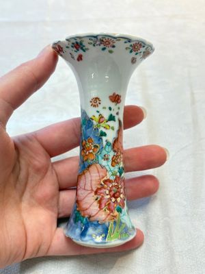 A Chinese famille rose 'tobacco leaf' vase, a pseudo-armorial cup and a famille verte cup, Kangxi/Qianlong — photo 1