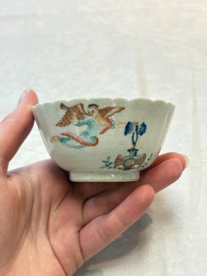 A Chinese famille rose 'tobacco leaf' vase, a pseudo-armorial cup and a famille verte cup, Kangxi/Qianlong — photo 12