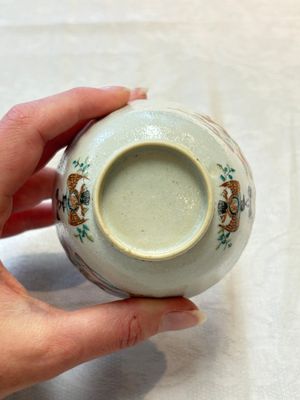 A Chinese famille rose 'tobacco leaf' vase, a pseudo-armorial cup and a famille verte cup, Kangxi/Qianlong — photo 15