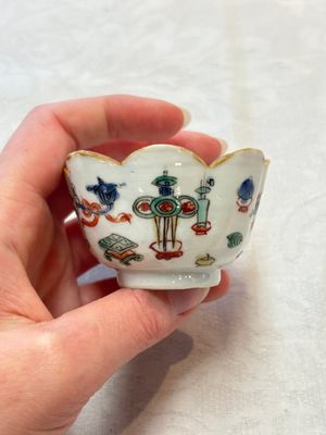 A Chinese famille rose 'tobacco leaf' vase, a pseudo-armorial cup and a famille verte cup, Kangxi/Qianlong — photo 16