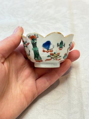 A Chinese famille rose 'tobacco leaf' vase, a pseudo-armorial cup and a famille verte cup, Kangxi/Qianlong — photo 18