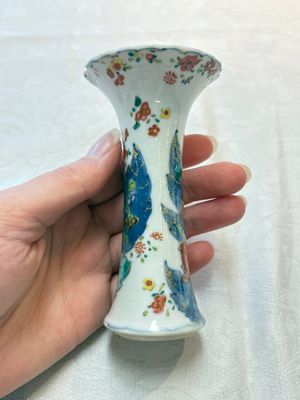 A Chinese famille rose 'tobacco leaf' vase, a pseudo-armorial cup and a famille verte cup, Kangxi/Qianlong — photo 3