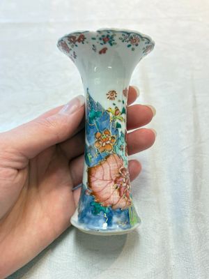 A Chinese famille rose 'tobacco leaf' vase, a pseudo-armorial cup and a famille verte cup, Kangxi/Qianlong — photo 4
