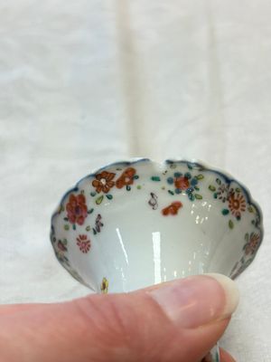 A Chinese famille rose 'tobacco leaf' vase, a pseudo-armorial cup and a famille verte cup, Kangxi/Qianlong — photo 7