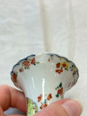 A Chinese famille rose 'tobacco leaf' vase, a pseudo-armorial cup and a famille verte cup, Kangxi/Qianlong — photo 8