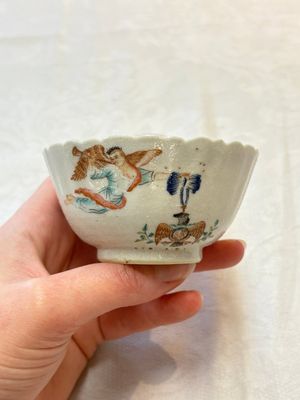 A Chinese famille rose 'tobacco leaf' vase, a pseudo-armorial cup and a famille verte cup, Kangxi/Qianlong — photo 10