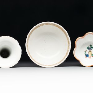A Chinese famille rose 'tobacco leaf' vase, a pseudo-armorial cup and a famille verte cup, Kangxi/Qianlong — photo 10
