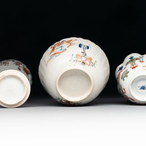 A Chinese famille rose 'tobacco leaf' vase, a pseudo-armorial cup and a famille verte cup, Kangxi/Qianlong — photo 11