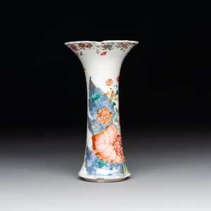 A Chinese famille rose 'tobacco leaf' vase, a pseudo-armorial cup and a famille verte cup, Kangxi/Qianlong — photo 4