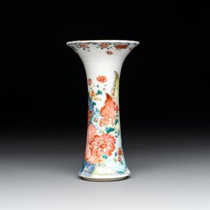 A Chinese famille rose 'tobacco leaf' vase, a pseudo-armorial cup and a famille verte cup, Kangxi/Qianlong — photo 5