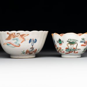 A Chinese famille rose 'tobacco leaf' vase, a pseudo-armorial cup and a famille verte cup, Kangxi/Qianlong — photo 6