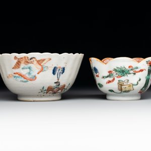 A Chinese famille rose 'tobacco leaf' vase, a pseudo-armorial cup and a famille verte cup, Kangxi/Qianlong — photo 8