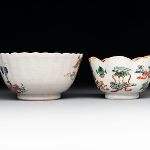 A Chinese famille rose 'tobacco leaf' vase, a pseudo-armorial cup and a famille verte cup, Kangxi/Qianlong — photo 9