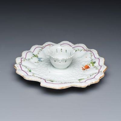 A Chinese famille rose trembleuse stand or 'Mancerina' for the Spanish or Mexican market, Qianlong/Jiaqing