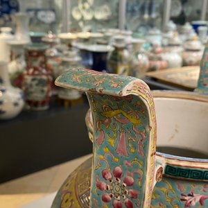 A Chinese famille rose tripod censer and cover, 19th C. — 照片 11