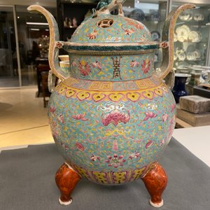 A Chinese famille rose tripod censer and cover, 19th C. — 照片 19