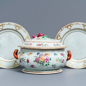 A Chinese famille rose tureen and two mythological subject grisaille plates, Qianlong — 照片 1