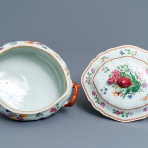 A Chinese famille rose tureen and two mythological subject grisaille plates, Qianlong — 照片 8