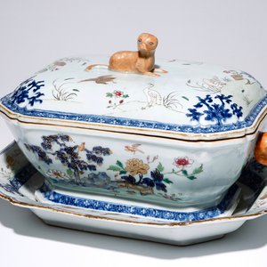 A Chinese famille rose tureen on stand, Qianlong — 照片 1
