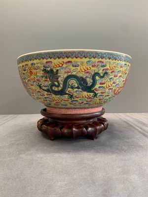 A Chinese famille rose turquoise-and-yellow-ground 'dragon' bowl on wooden stand, Qianlong mark, Republic — foto 1