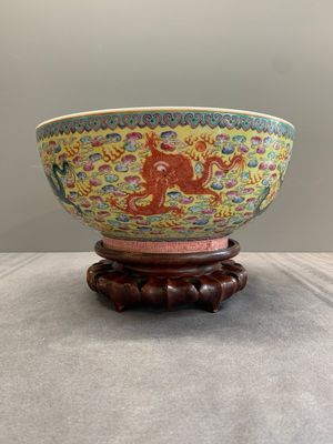 A Chinese famille rose turquoise-and-yellow-ground 'dragon' bowl on wooden stand, Qianlong mark, Republic — foto 2