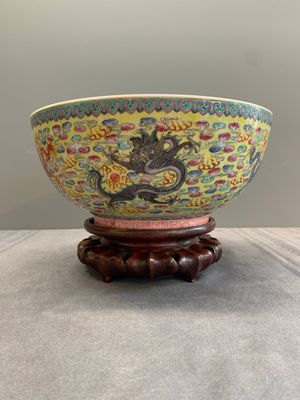 A Chinese famille rose turquoise-and-yellow-ground 'dragon' bowl on wooden stand, Qianlong mark, Republic — foto 3