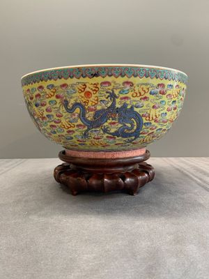 A Chinese famille rose turquoise-and-yellow-ground 'dragon' bowl on wooden stand, Qianlong mark, Republic — foto 4