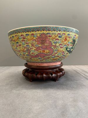 A Chinese famille rose turquoise-and-yellow-ground 'dragon' bowl on wooden stand, Qianlong mark, Republic — foto 5