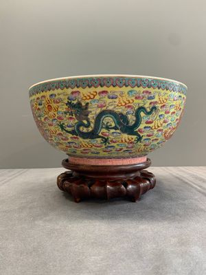 A Chinese famille rose turquoise-and-yellow-ground 'dragon' bowl on wooden stand, Qianlong mark, Republic — foto 6
