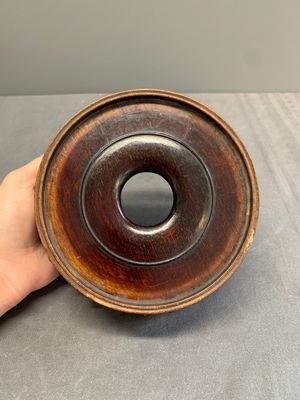 A Chinese famille rose turquoise-and-yellow-ground 'dragon' bowl on wooden stand, Qianlong mark, Republic — foto 7