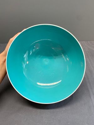 A Chinese famille rose turquoise-and-yellow-ground 'dragon' bowl on wooden stand, Qianlong mark, Republic — foto 9