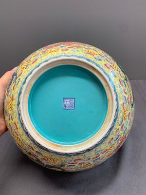 A Chinese famille rose turquoise-and-yellow-ground 'dragon' bowl on wooden stand, Qianlong mark, Republic — foto 10