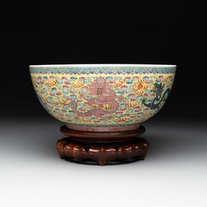 A Chinese famille rose turquoise-and-yellow-ground 'dragon' bowl on wooden stand, Qianlong mark, Republic — foto 1